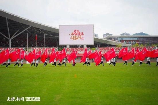 本赛季洛夫顿机会不多，场均2.6分1板。